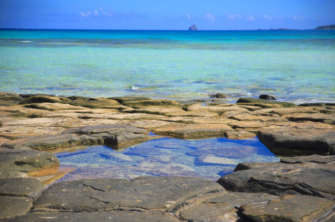 亀の甲羅の先に美しい海！「畳石」で久米島の神秘の絶景を