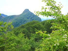 奥美濃のマッターホルン！岐阜県・孤峰の「冠山」絶景登山