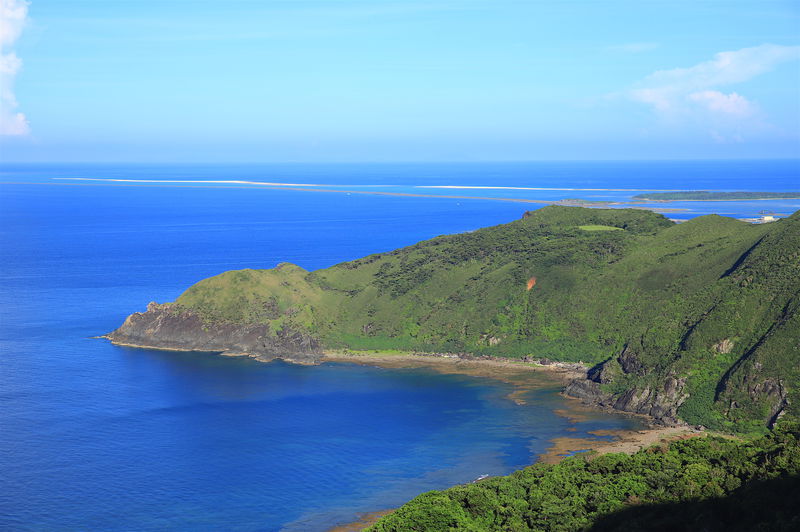 久米島「比屋定バンタ」の断崖絶景！表から見るか裏から見るか？
