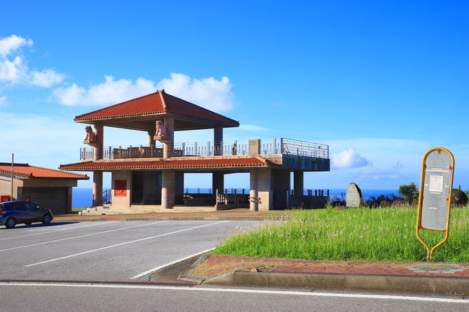 久米島の断崖絶景「比屋定バンタ」を展望台から一望！