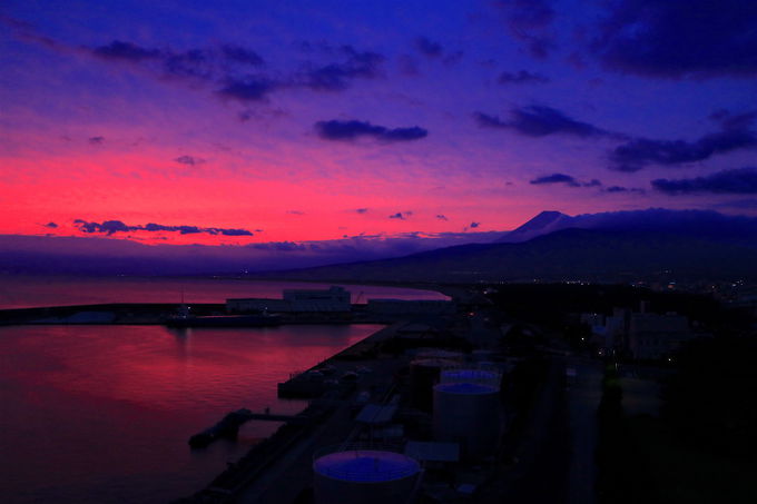 夕焼けに佇む幻想的な水門と、トワイライト富士！