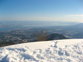 雪稜の先に琵琶湖の大パノラマ！滋賀「権現山」へ絶景雪山ハイク