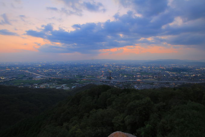 大岩の上で暮れゆく大阪を眺める“非日常”