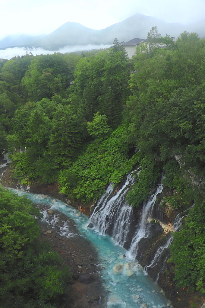 十勝岳が作り出した大自然の芸術。「白ひげの滝」