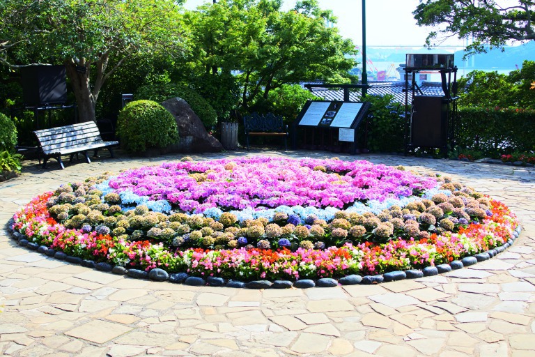 長崎港も一望！洋風建築や季節の花々が楽しめる「グラバー園」