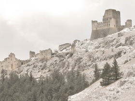 イタリアの山岳に千年以上残る「孤高の城」ロッカ・カラショ