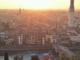 ヴェローナの城跡からイタリア屈指の古都と川と夕陽を望む
