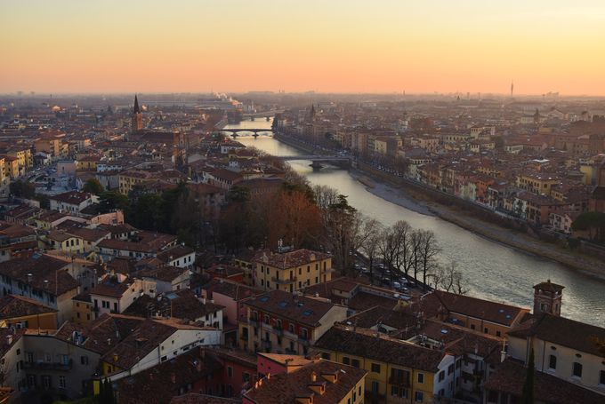 ヴェローナの城跡からイタリア屈指の古都と川と夕陽を望む イタリア トラベルjp 旅行ガイド