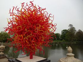 ロンドン「キュー王立植物園」で開催中！ガラス彫刻の野外展がすごい
