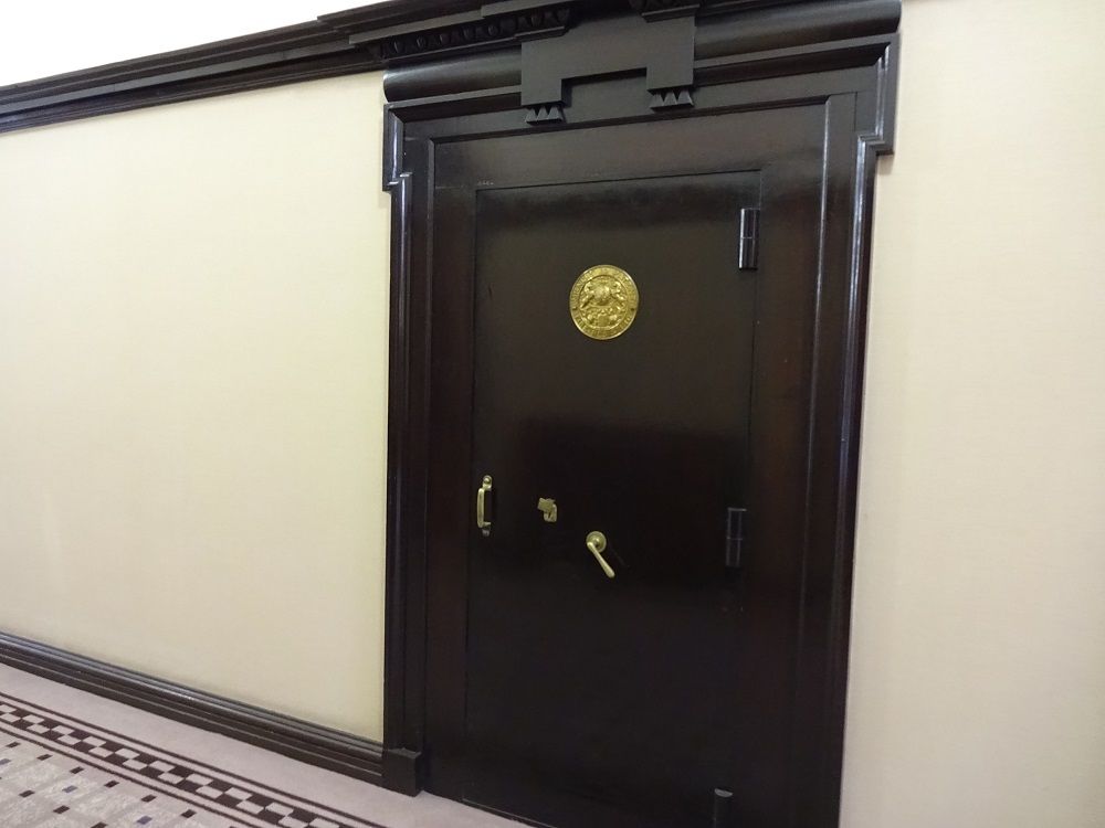 �n�����ɂւ̏d���ȃh�A�I�h���}�`�b�N�ɋP�������F�̖��