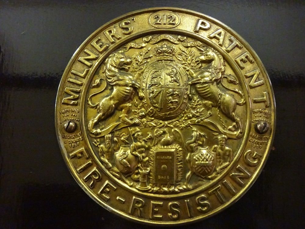 �n�����ɂւ̏d���ȃh�A�I�h���}�`�b�N�ɋP�������F�̖��