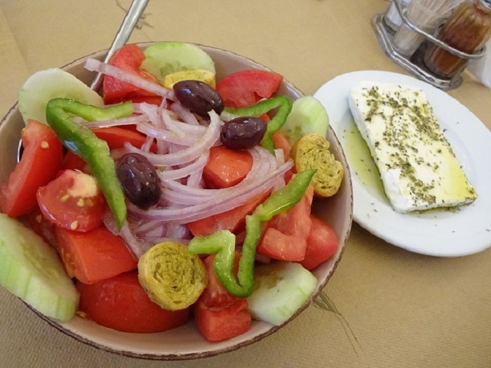 オレガノが決め手！ギリシャの食卓に欠かせないサラダ