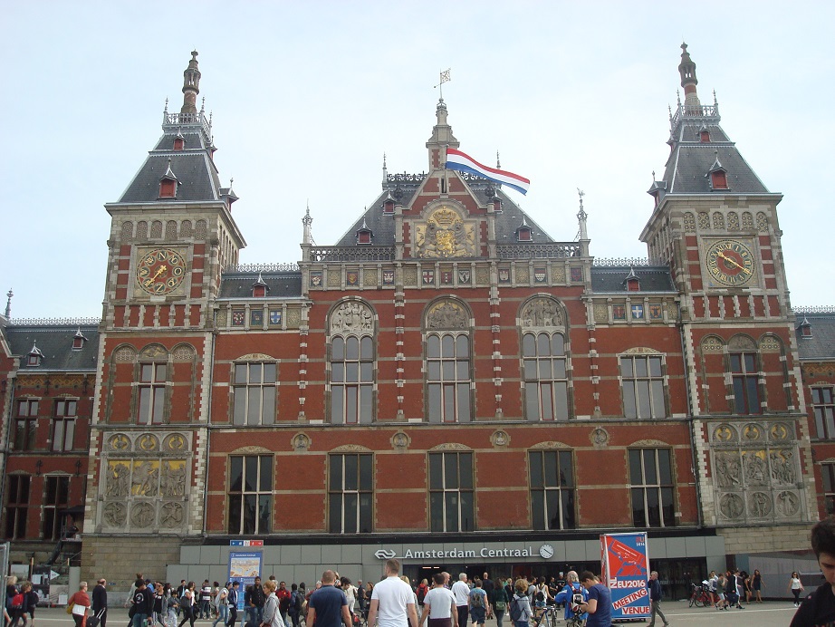 繁栄した17世紀の面影をのこす、アムステルダムの街並み
