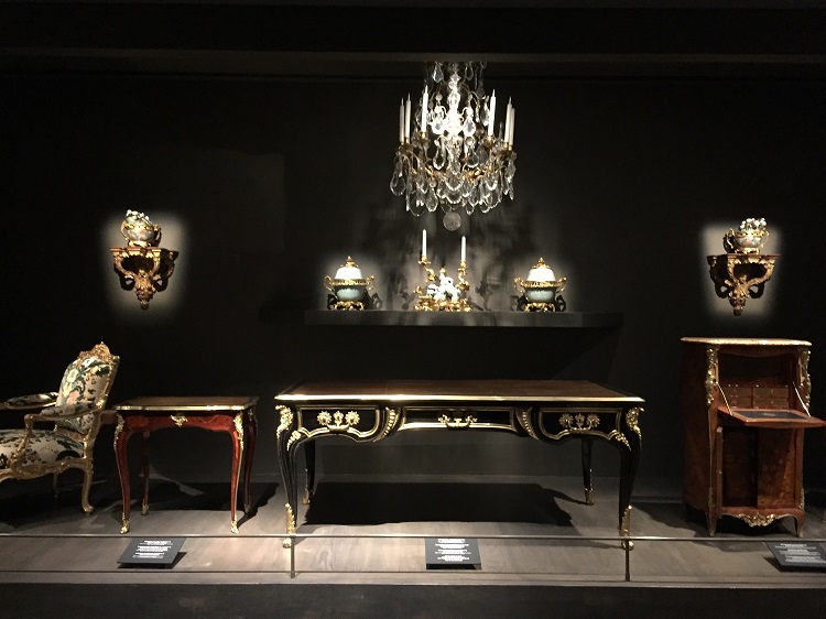 ルイ15世様式の優雅なアンティーク家具　美の神髄を慈しむ