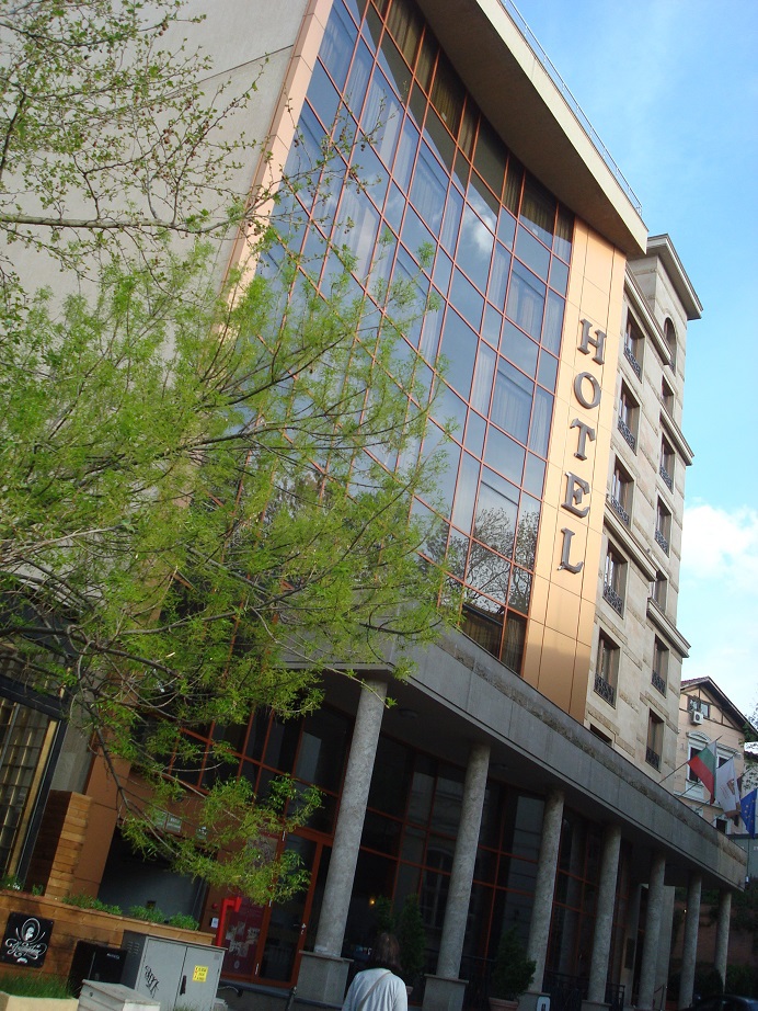 �u���K���A�̎�s�\�t�B�A�@���j�Ɛl�X�̉������ɐG���X��