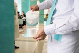 ������C�ɏ㗤�I�u�U�E�e�B�t�@�j�[�E�u���[�{�b�N�X�E�J�t�F�v�̋L���T���l�C��