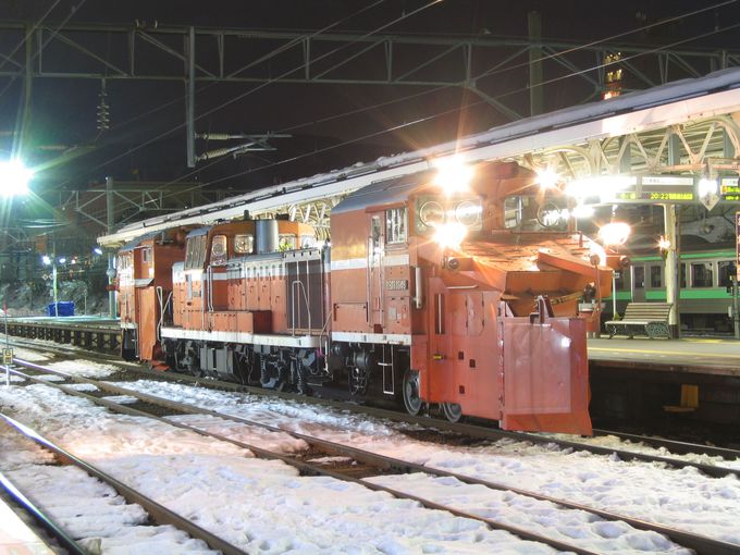 「山線」の終点小樽駅…冬の夜は、あの赤い機関車が登場！