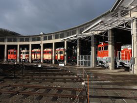 扇形機関車庫に名車が勢揃い！岡山の鉄道遺産「津山まなびの鉄道館」