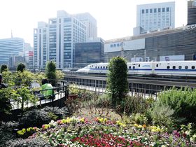 鉄子・鉄男・お子ちゃまに捧ぐ！東京駅発着の新幹線が見える屋上庭園