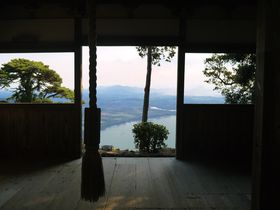 振り向けば絶景！琵琶湖の美しさに息を飲む「長命寺」