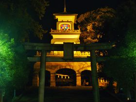 金沢尾山神社の神門ライトアップは必見・神社なのにステンドグラスが！