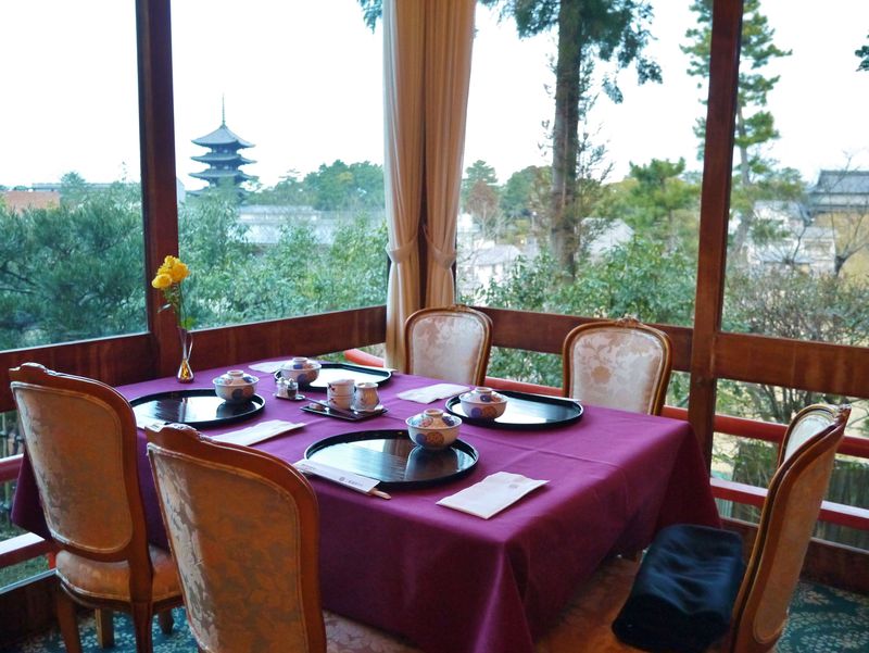 奈良ホテルの茶がゆ朝食は、国宝の興福寺五重塔を眺めながらいただける