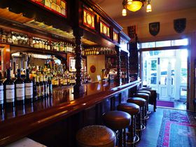 �_�˖k��ِl�فu�p���فv�͖�ɂ̓o�[�ɂȂ�@�u�L���O�E�I�u�E�L���O�X�v�̋L���T���l�C��