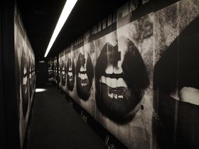 ���ɂ���17���ً̈�ԁB�u���b�N�X�^�[�z�e���v�͔��܂邾���ł͏I���Ȃ��̋L���T���l�C��