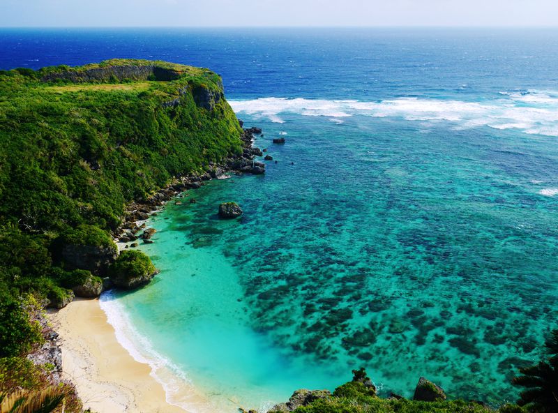 果報バンタで見る沖縄の青い海！海中道路の先にある宮城島の穴場絶景スポット