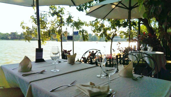 17時：川沿いのレストランで早めの夕食