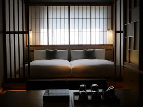 �u�z�e�� �J���� ���s�v�ŋ��s�́g�{���h�ɐG��闷�̋L���T���l�C��