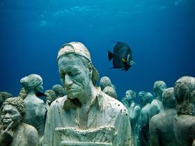 なぜ海底に無数のオブジェ!?カンクン沖に沈む「水中美術館」