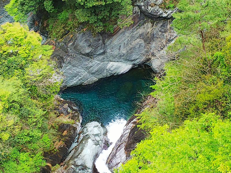 知られざる紺碧の水景色！愛媛県西条市「止呂峡」が美しい