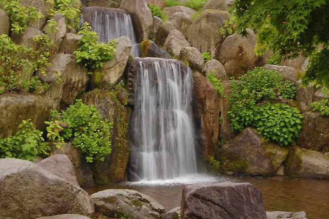 清流の里に流れ落ちる「岩清水の滝」