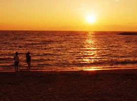 �I�����W�F�̗[�z�ɕ�܂��I���m�w��񂭂��r�[�`�x�͒��̍���Y���A�[�z�́g����h��i�X�|�b�g�̋L���T���l�C��