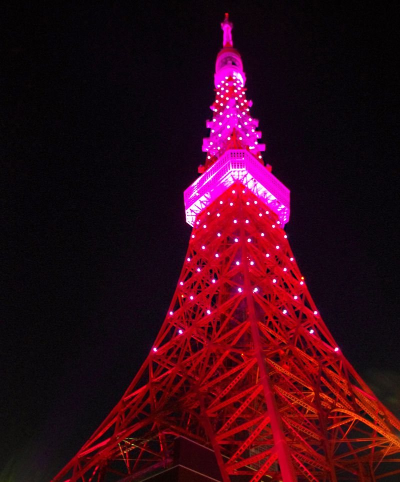 夜の町に輝くピンクの宝石 10月1日は 年に一度の 東京タワー プレミアムイルミ を見に行こう 東京都 トラベルjp 旅行ガイド