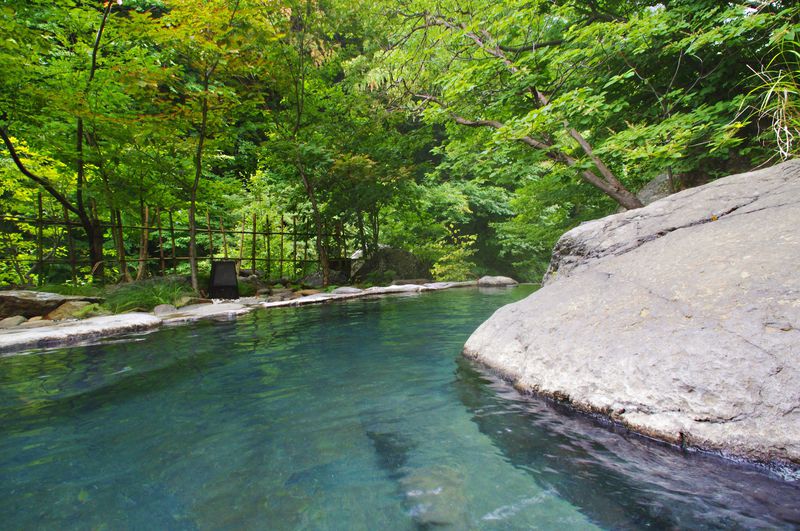 長野の秘湯『松川渓谷温泉 滝の湯』で開放感あふれる“青空温泉デート”をしてみよう！