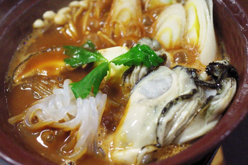 料理長秘伝のオリジナル味噌ダレで仕上げた“牡蠣の土手鍋”