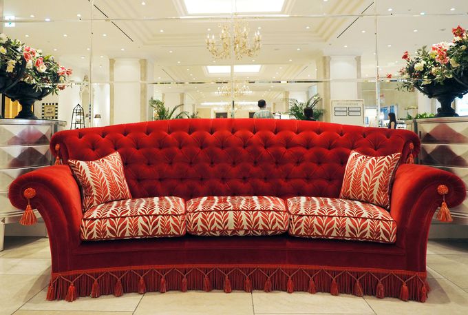 「サーウィンストンホテル」で人気の“赤いソファ”