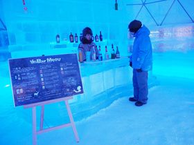 氷のホテルに氷のバー！北海道「アイスビレッジ」の雪と氷が生み出す幻想世界