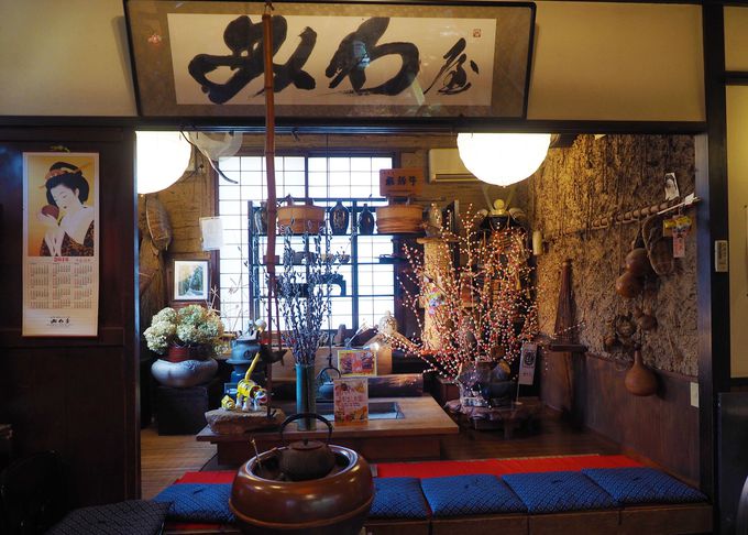 岐阜県をイメージした飛騨スタイルの待合室