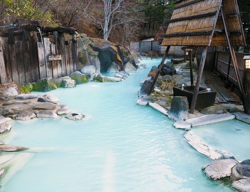 空色の温泉！福島・高湯温泉「安達屋旅館」の30ｍ混浴露天が気持ちいい！
