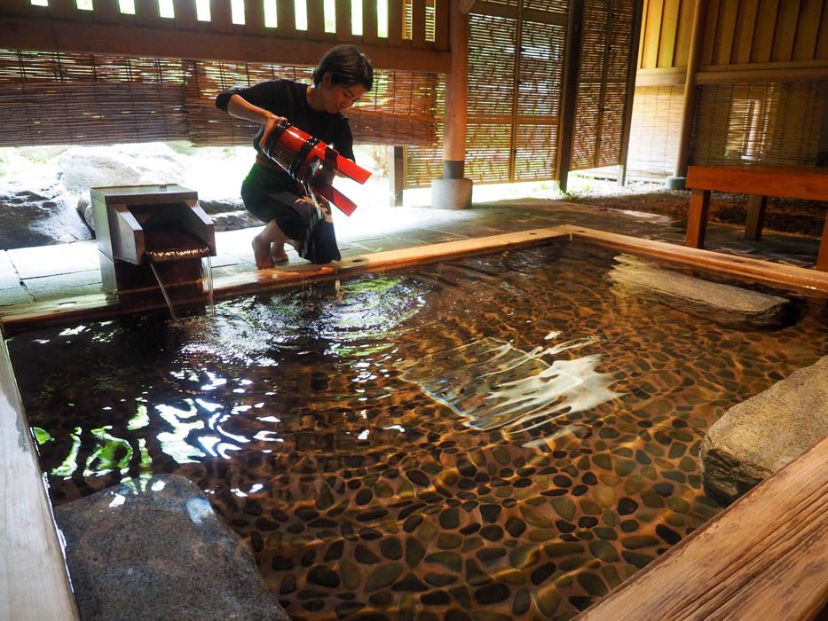 温泉とWの効果が楽しめる！神聖なお酒を入れる日本酒風呂