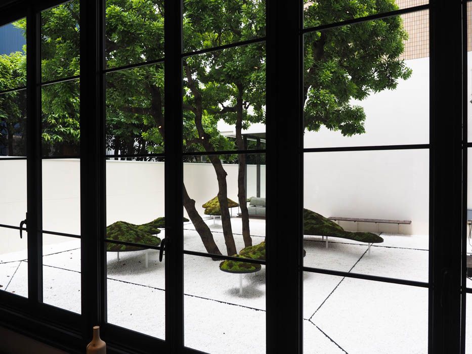 京都ならでは“現代風の石庭”をイメージした中庭