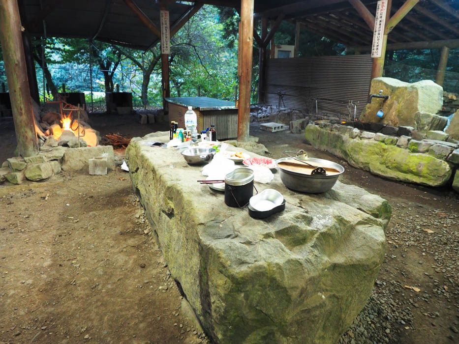 石造りの古代の炊事場。ギャートルズ気分で肉を焼け！