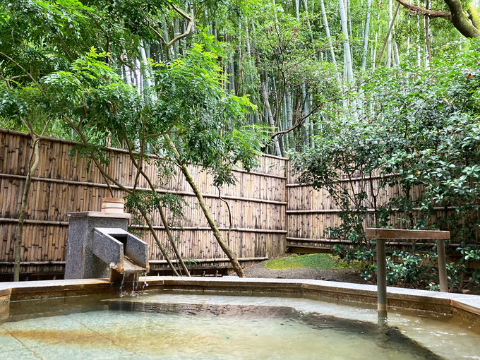 竹林に囲まれた癒しの大浴場