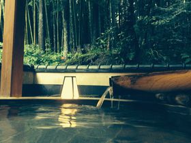 V̔鋫ɂӂR̒̈ꌬhIܓ򋽁w {ځx̋LTlC