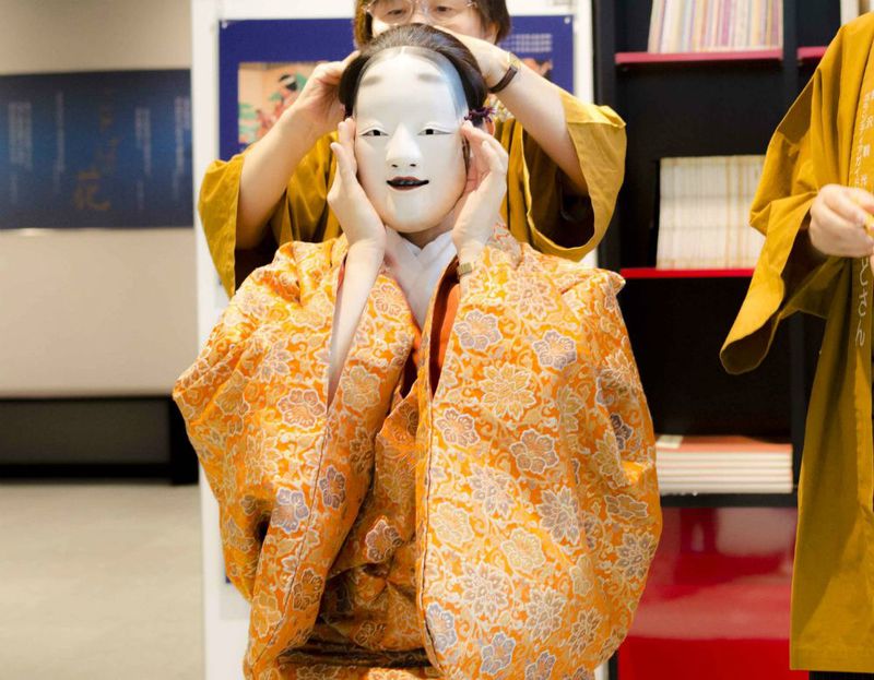 コスプレ好きにもおすすめ？金沢能楽美術館で能装束を体験しよう。