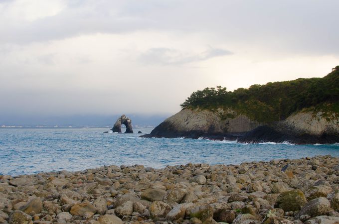 海の青さとめがね岩の絶景が楽しめる「積石塚群」