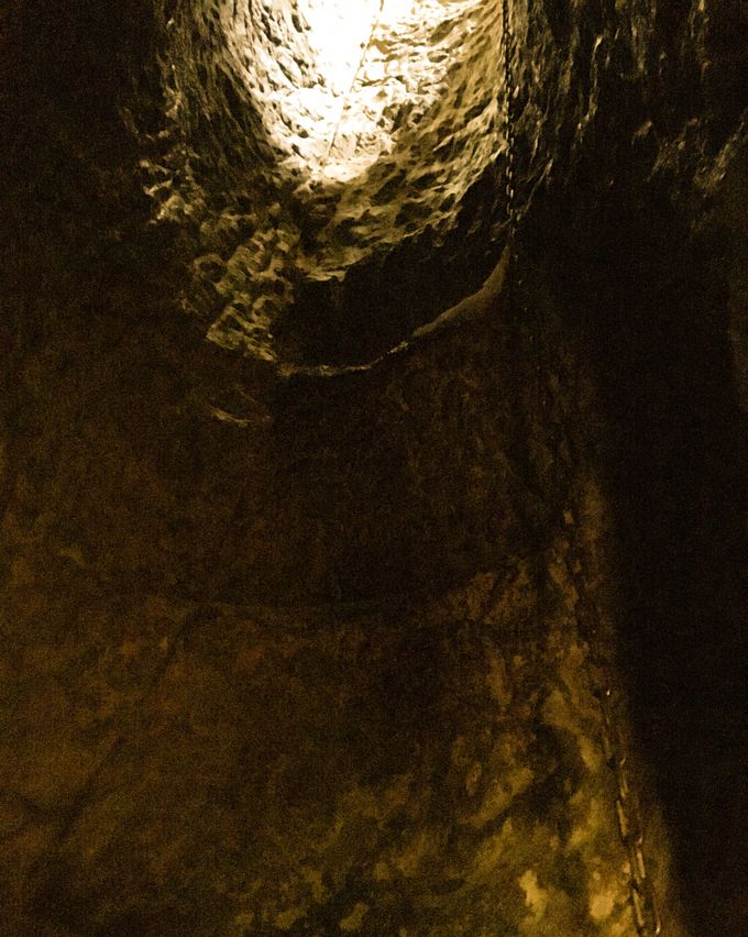 フィナーレは垂直の洞窟を1本の鎖で登る「針の耳」へ